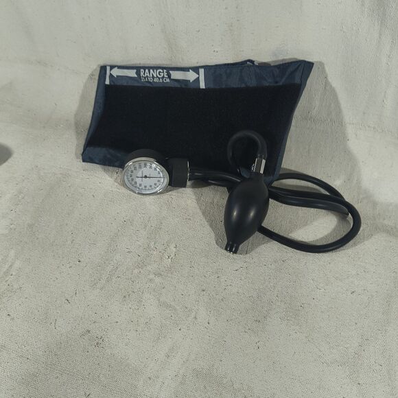 Manual Blood Pressure Monitor Upper Arm Cuff Aneroid Sphygmomanometer Machine - Picture 4 of 5